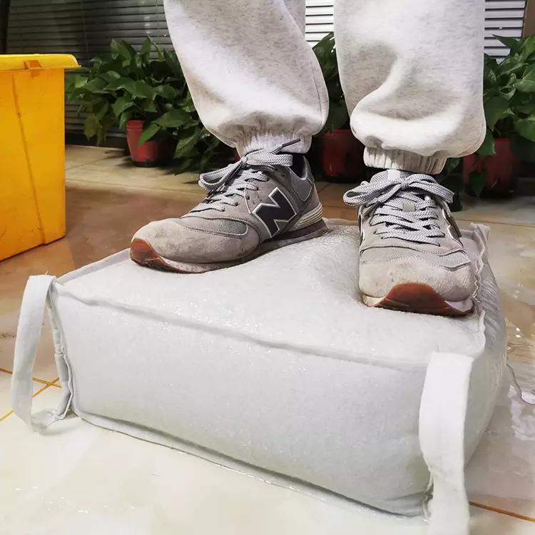 Наполненные водой барьеры для  – обзор и цена Flood Barrier Bag